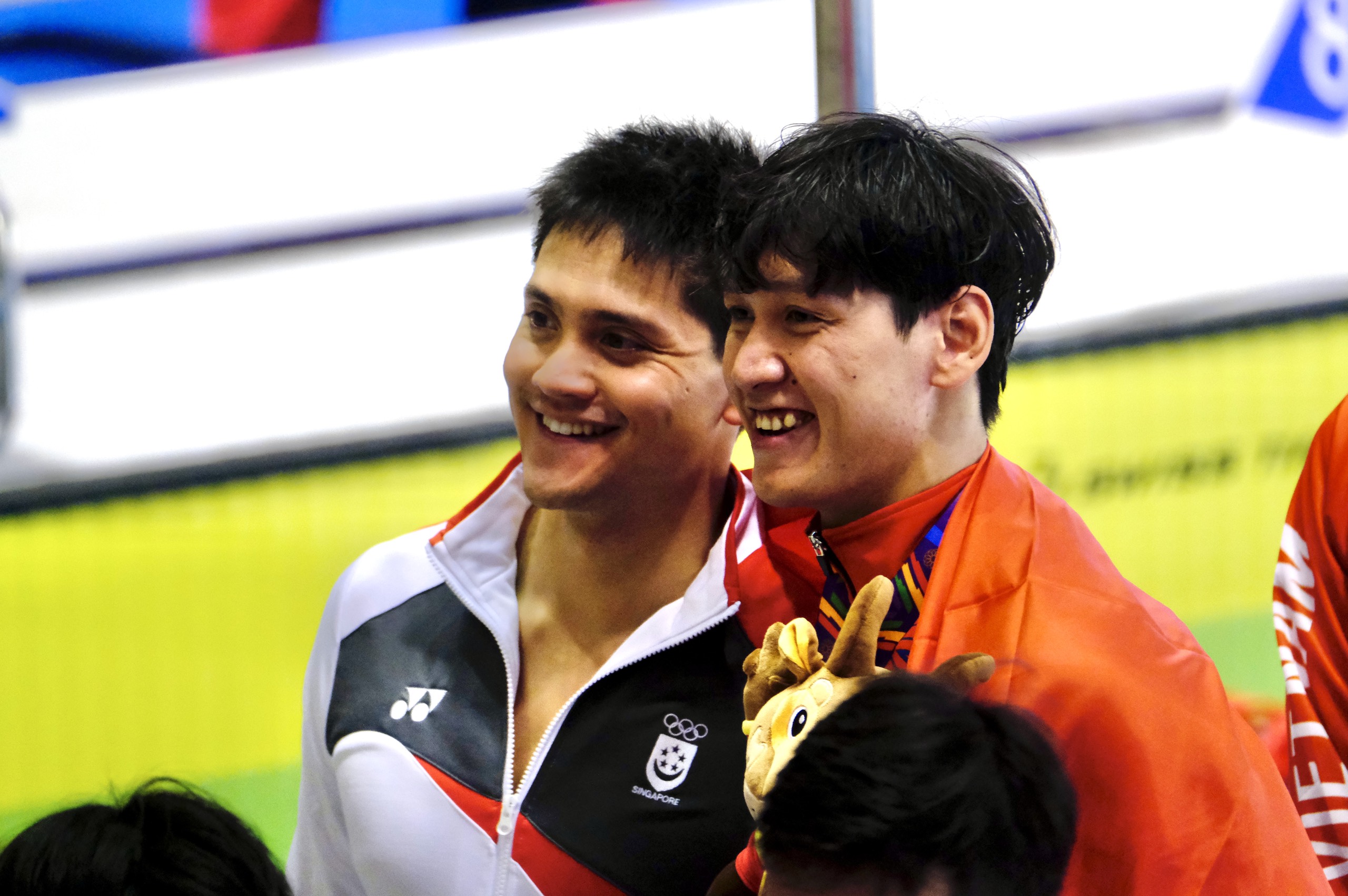 2016 Olympic champion Joseph Schooling of Singapore (L) poses for a photo with Vietnamese swimmer Hoang Quy Phuoc after the men’s freestyle 4x200m relay event at the 31st Southeast Asian (SEA) Games at My Dinh Water Sports Center in Hanoi, May 17, 2022. Photo: Nam Tran / Tuoi Tre