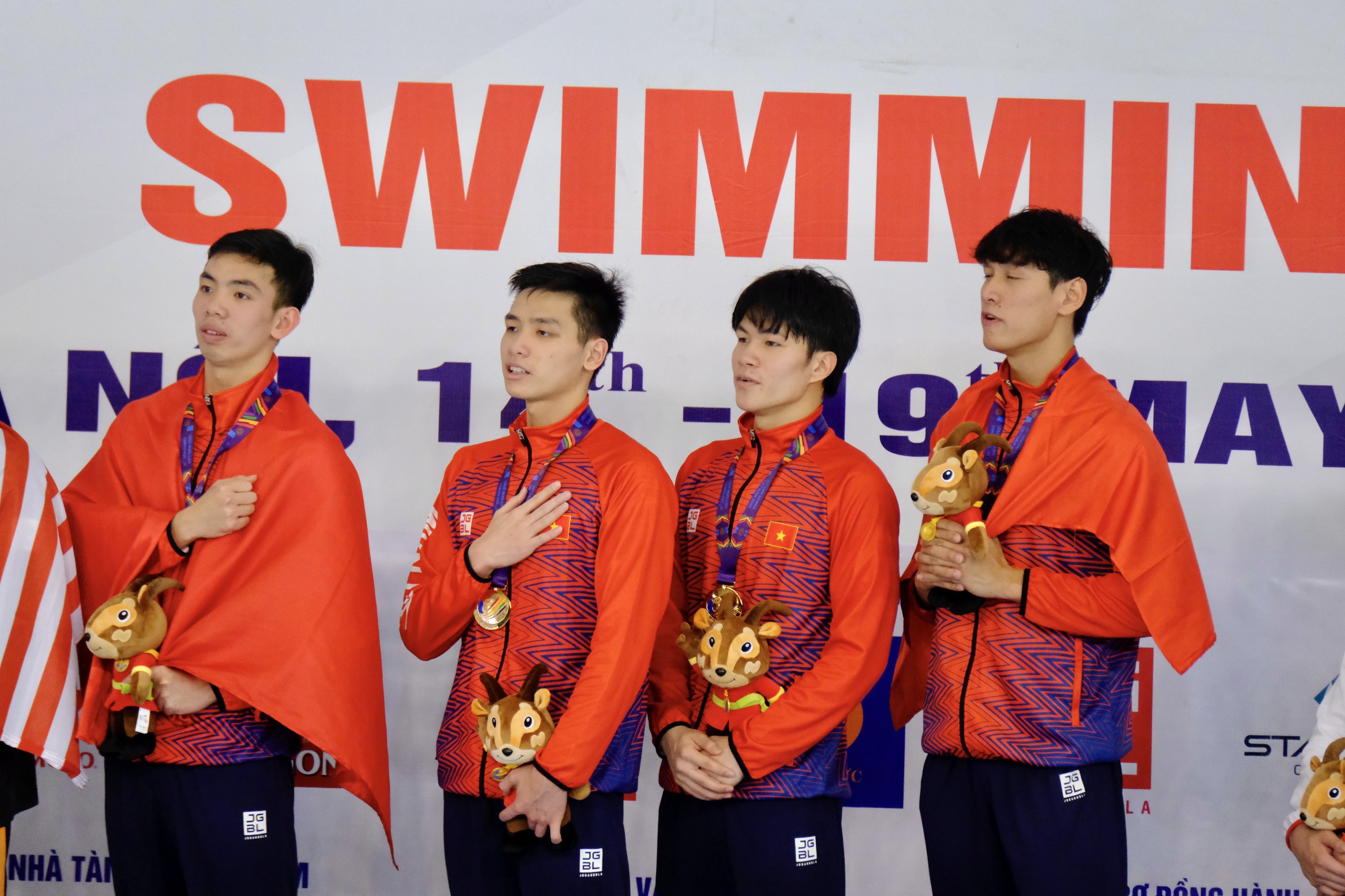 Vietnamese swimmers receive a gold medal in the men’s freestyle 4x200m relay event at the 31st Southeast Asian (SEA) Games at My Dinh Water Sports Center in Hanoi, May 17, 2022. Photo: Nam Tran / Tuoi Tre