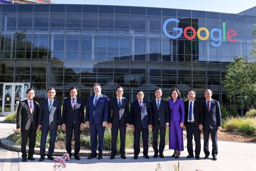 Vietnamese Prime Minister Pham Minh Chinh and his delegation take a photo in front of Google headquarters in California, May 17, 2022. Photo: Vietnam Government Portal