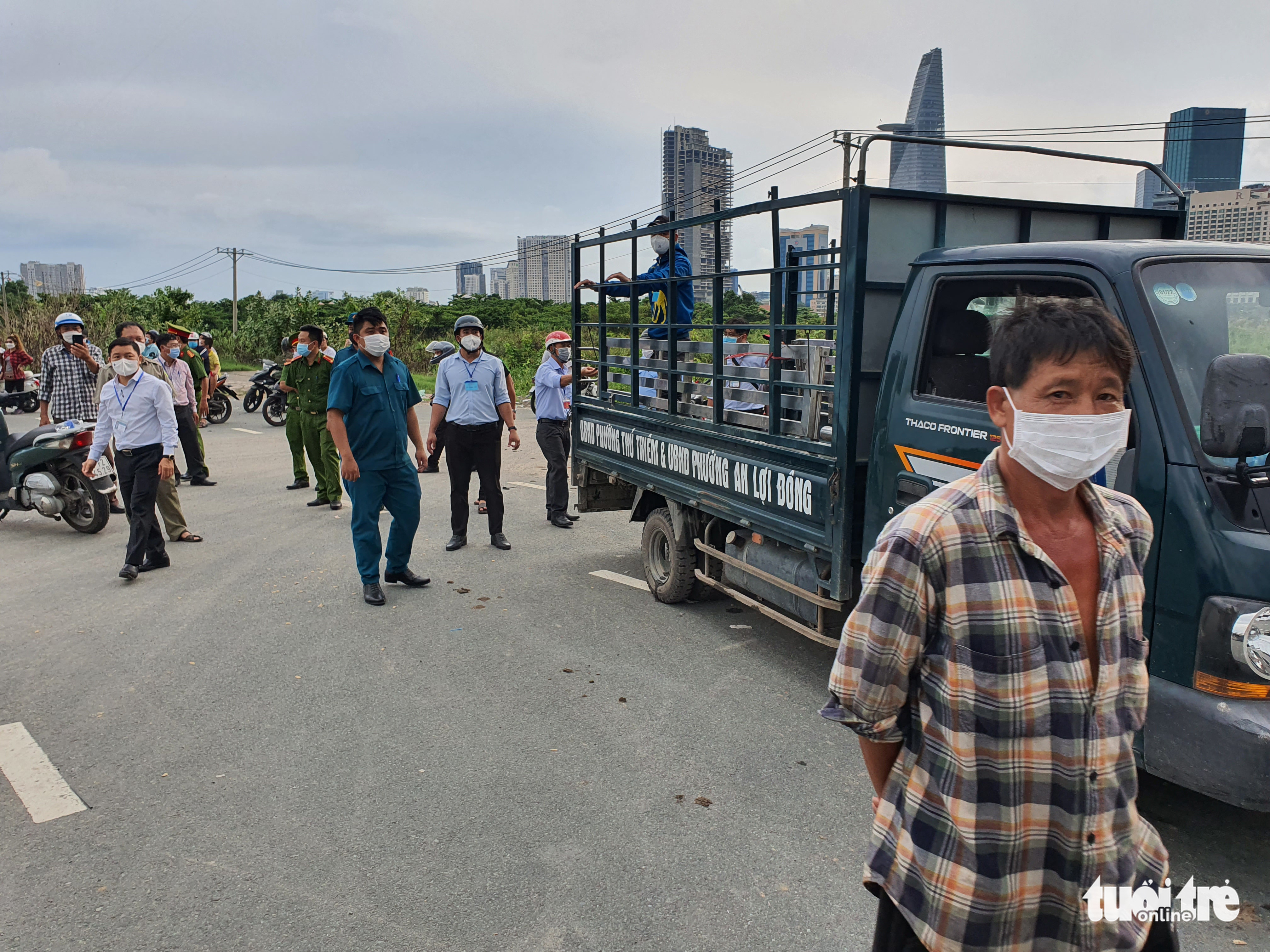 Officers deal with illegal street vendors on a road leading to Thu Thiem 2 Bridge in Ho Chi Minh City, May 17, 2022. Photo: Minh Hoa / Tuoi Tre