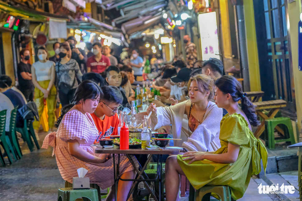 People are seen drinking beer on Ta Hien Street in Hanoi. Photo: Ha Quan / Tuoi Tre