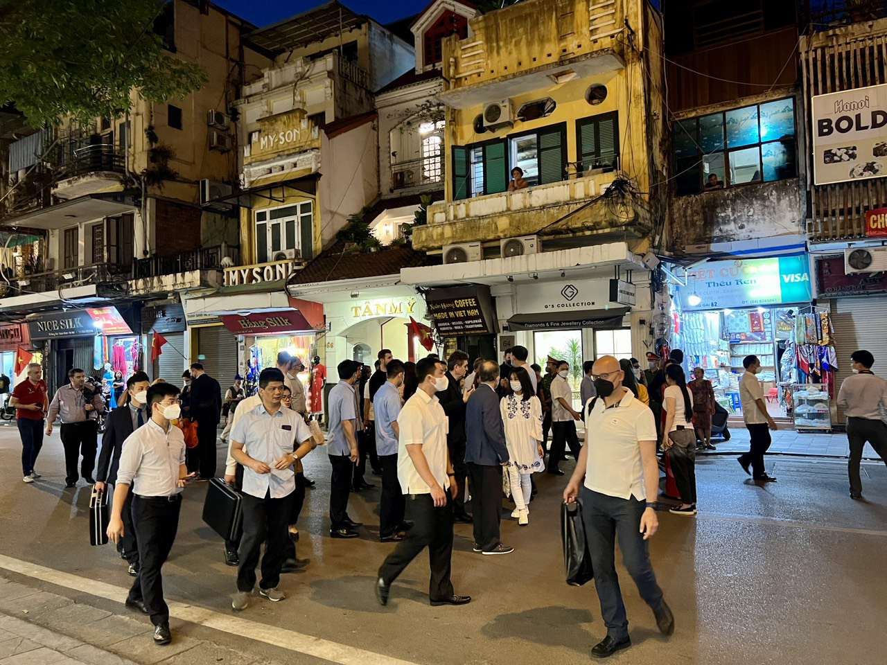 The delegation of Greek President Katerina Sakellaropoulou has a walk along Hang Gai Street in the Old Quarter in Hanoi, May 17, 2022. Photo: Hong Hanh / Tuoi Tre