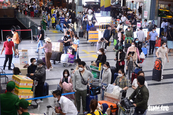 Transport authorities request oversight of commercial cars at Saigon airport following overcharging accusation