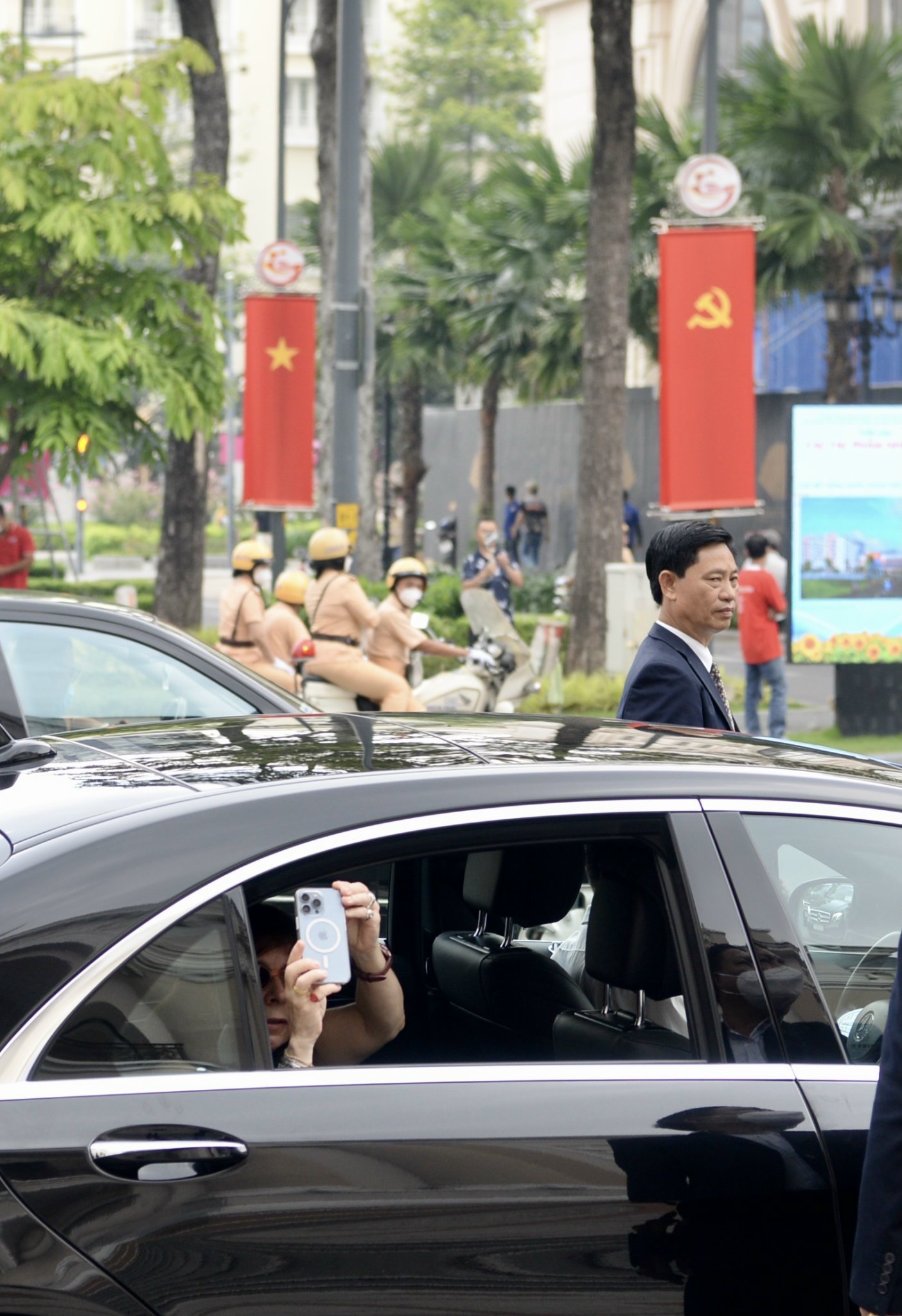 Greek President Katerina Sakellaropoulou takes a photo of the Municipal Theater in Ho Chi Minh City as she leaves on her car, May 19, 2022. Photo: T.T.D. / Tuoi Tre