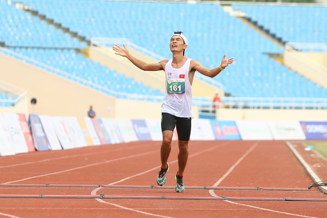 Vietnamese athlete Hoang Nguyen Thanh reacts after finishing first in the athletics’ marathon event to win a gold medal at My Dinh National Stadium in Hanoi, May 19, 2022. Photo: Hoang Tung / Tuoi Tre