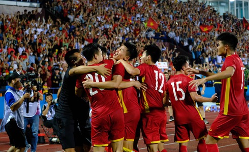 Vietnamese players celebrate a goal in the men's football semifinal against Malaysia at the 31st Southeast Asian (SEA) Games at Viet Tri Stadium in Phu Tho Province, May 19, 2022. Photo: Tuoi Tre