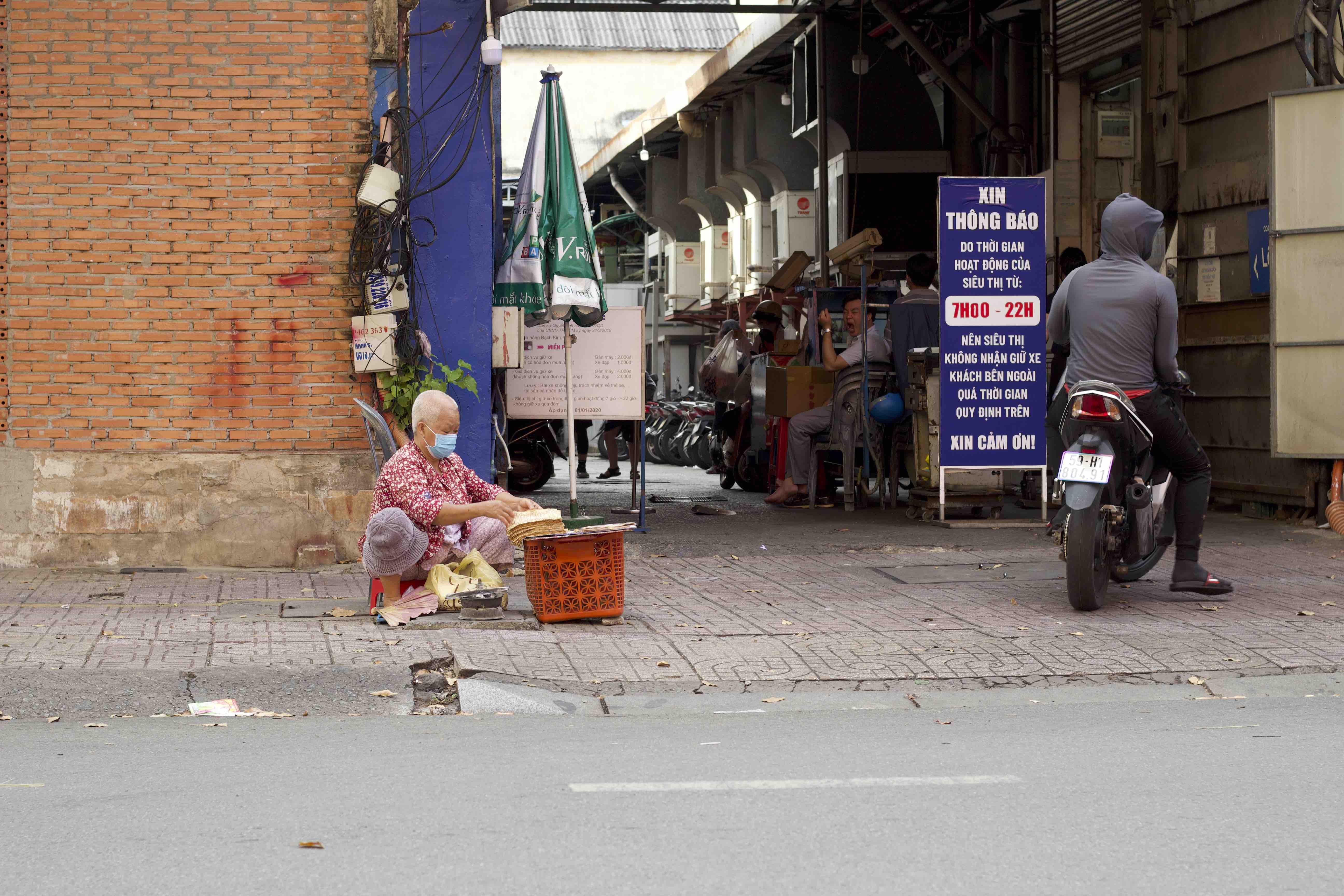 Age doesn’t keep this Vietnamese woman from selling the best banana snacks in Saigon