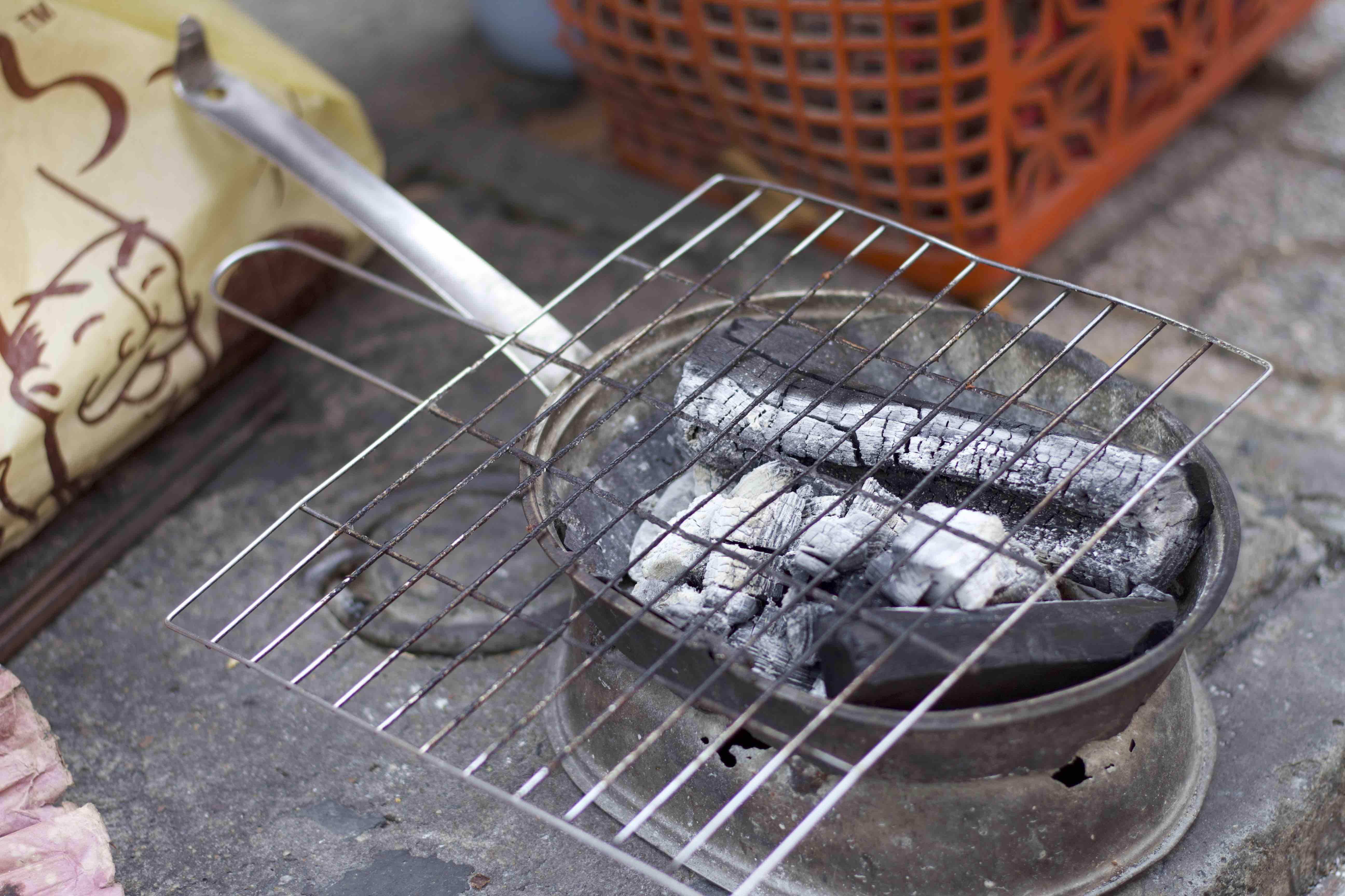 Nguyen Thi Loi’s old charcoal grill. Photo: Linh To / Tuoi Tre