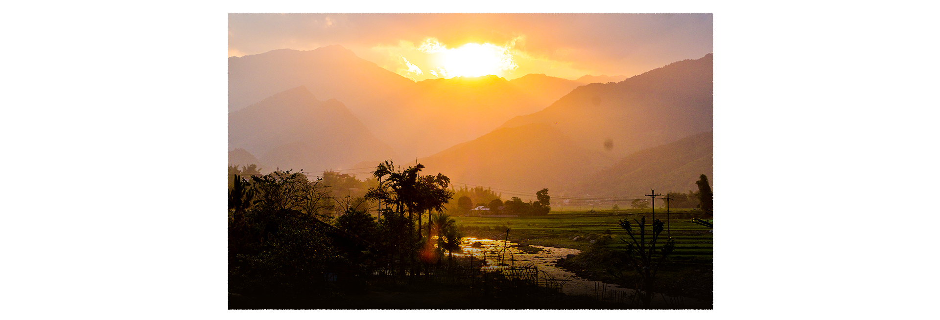 Sunset by the Tu Le stream in Van Chan District, Yen Bai Province, Vietnam. Photo: Nam Tran / Tuoi Tre