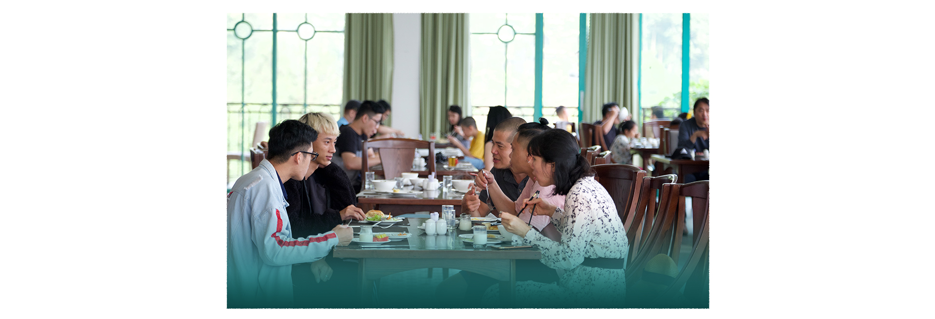 Visitors have a meal at Le Champ Tu Le Resort Hot Spring & Spa in Van Chan District, Yen Bai Province, Vietnam. Photo: Nam Tran / Tuoi Tre