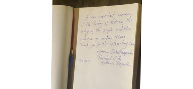 A note of Greek President Katerina Sakellaropoulou on the book of the Museum of Vietnamese History in Ho Chi Minh City, May 19, 2022. Photo: T.T.D. / Tuoi Tre