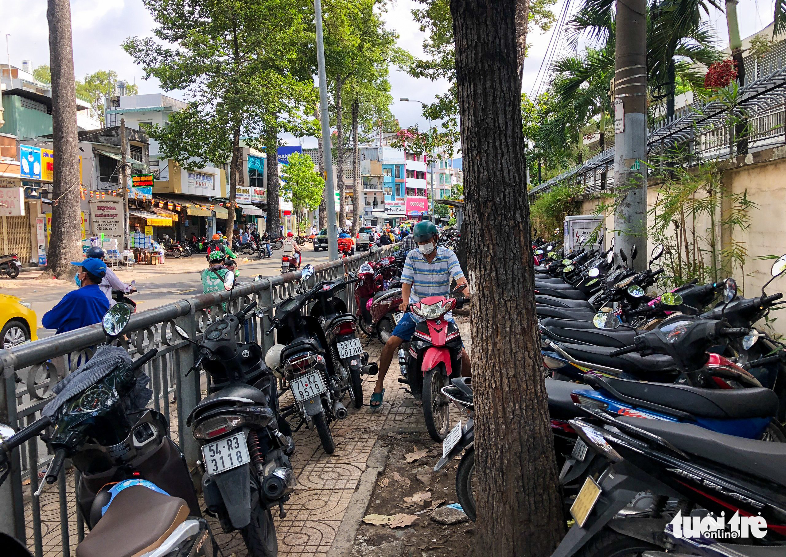 A parking lot is fenced off on the sidewalk of Nguyen Chi Thanh Street in front of Cho Ray Hospital in District 5, Ho Chi Minh City, May 18, 2022. Photo: Chau Tuan / Tuoi Tre
