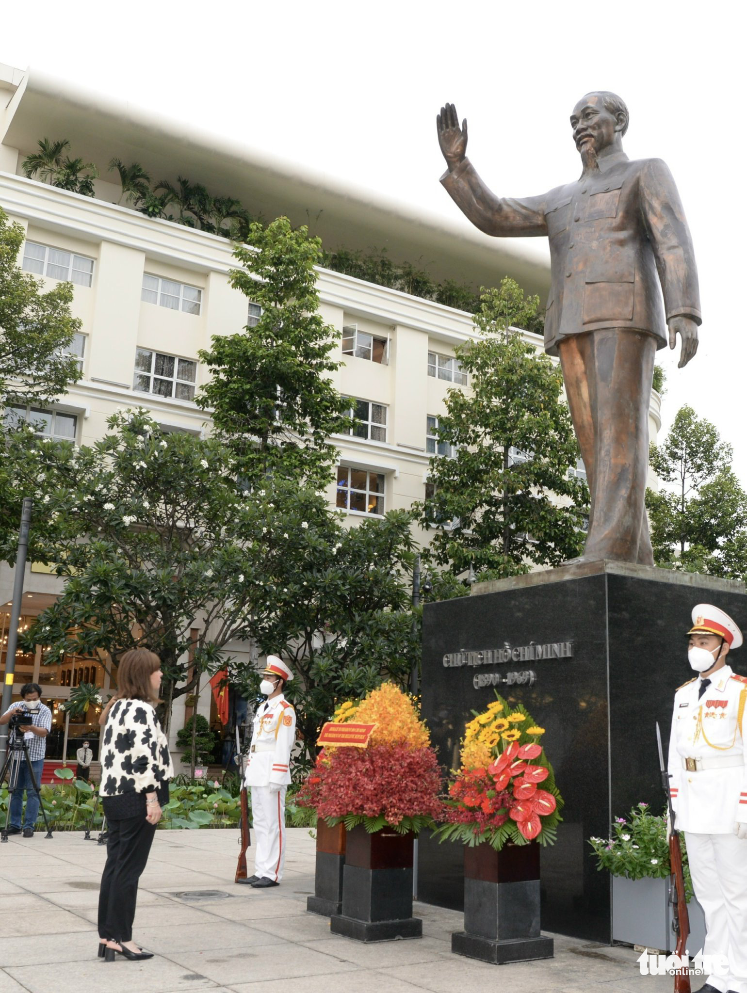 Greek President Katerina Sakellaropoulou lays a wreath at the statue of President Ho Chi Minh in Ho Chi Minh City, May 18, 2022. Photo: T.T.D. / Tuoi Tre