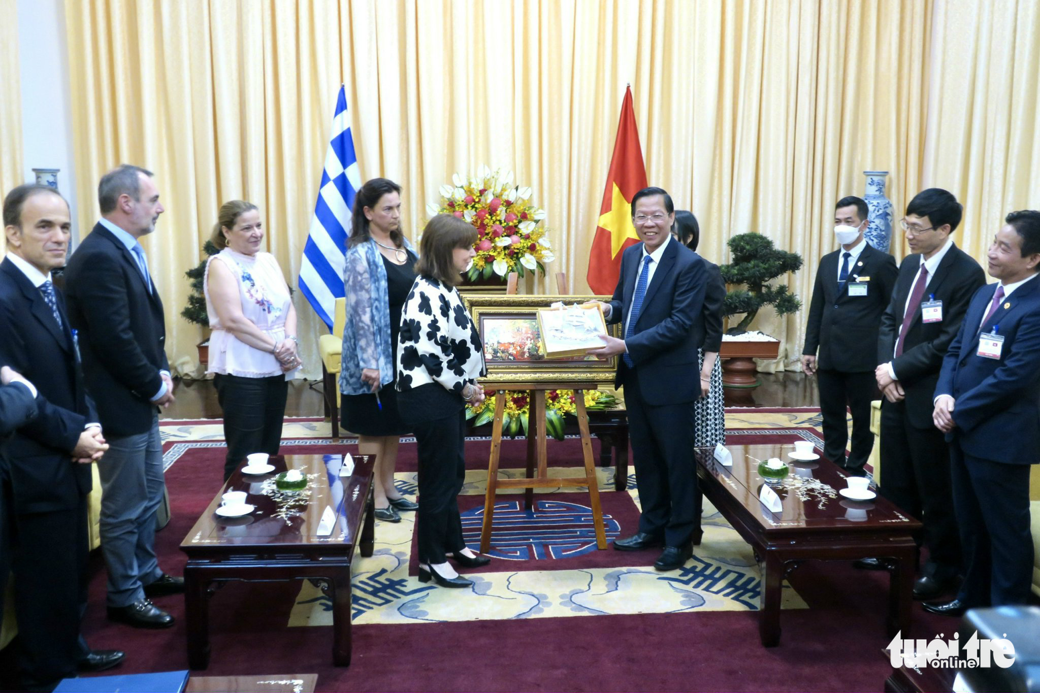 Ho Chi Minh City chairman Phan Van Mai receives a gift from Greek President Katerina Sakellaropoulou following their talks in Ho Chi Minh City, May 18, 2022. Photo: T.T.D. / Tuoi Tre