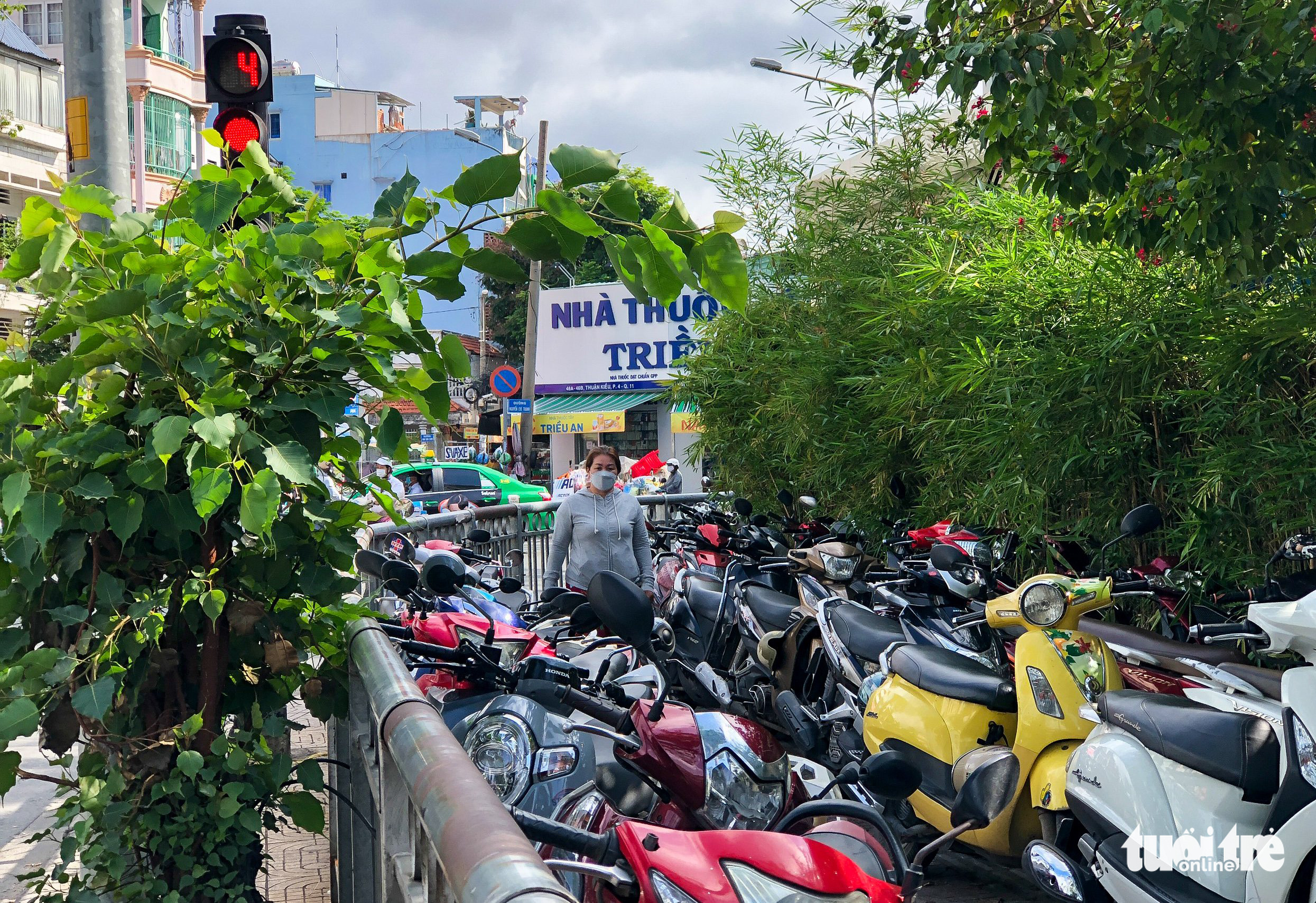 A parking lot is fenced off on the sidewalk at the corner of Nguyen Chi Thanh and Thuan Kieu Streets near Cho Ray Hospital in District 5, Ho Chi Minh City, May 18, 2022. Photo: Chau Tuan / Tuoi Tre