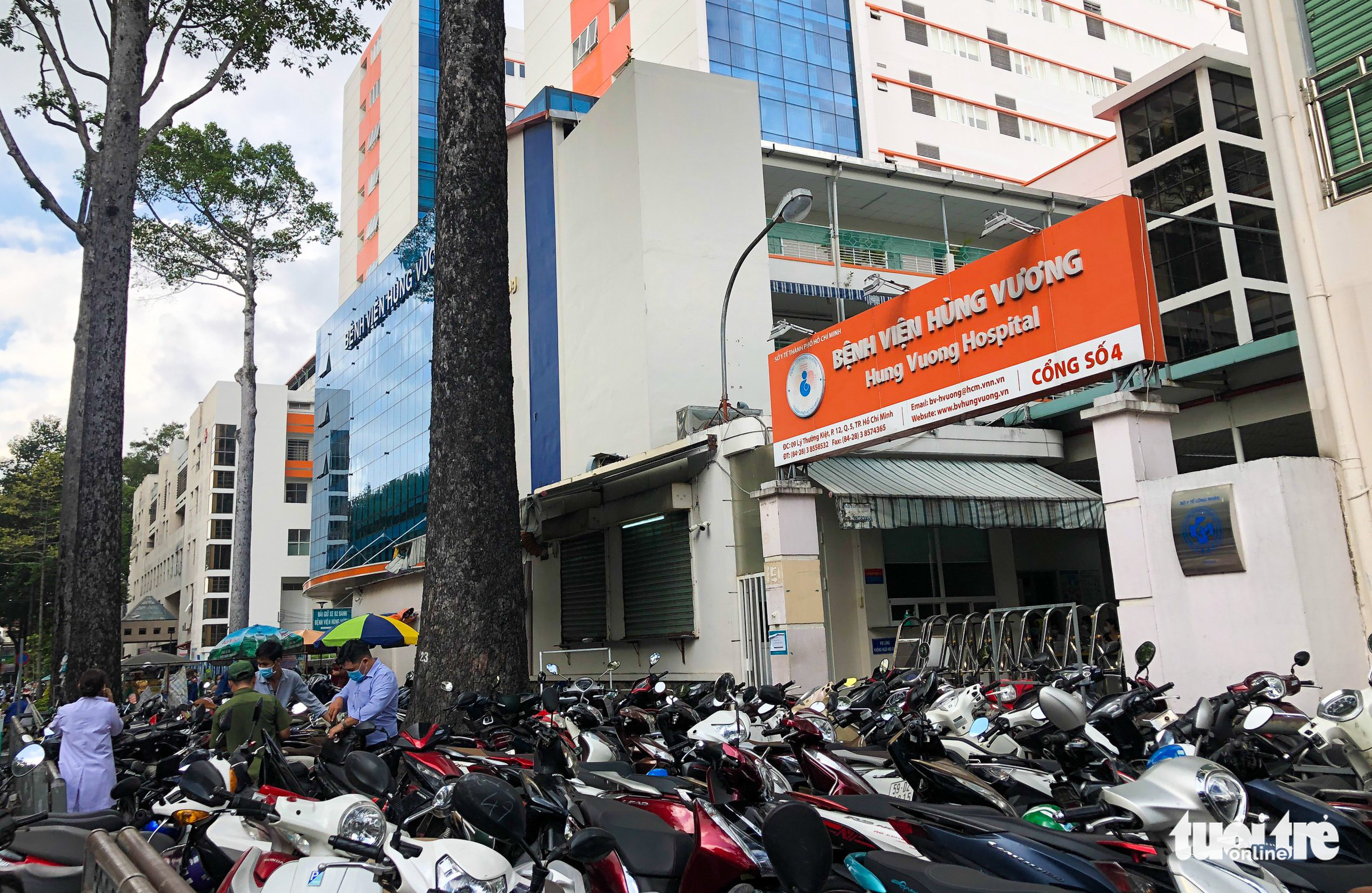 A parking lot on the sidewalk of Hung Vuong Street in front of Hung Vuong Hospital in District 5, Ho Chi Minh City, May 18, 2022. Photo: Chau Tuan / Tuoi Tre