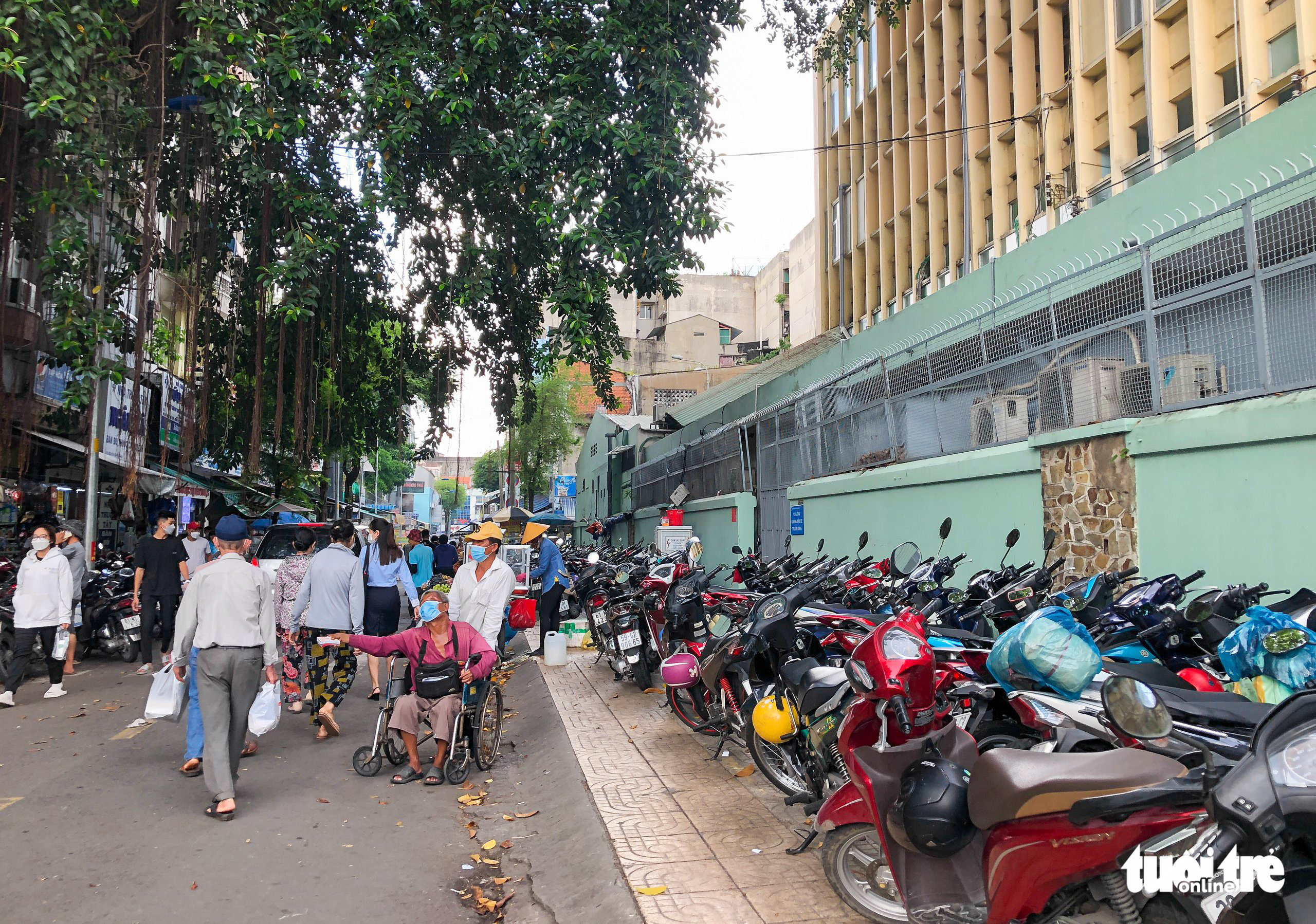 Parking service operators, street vendors encroach on sidewalks near hospitals in Ho Chi Minh City