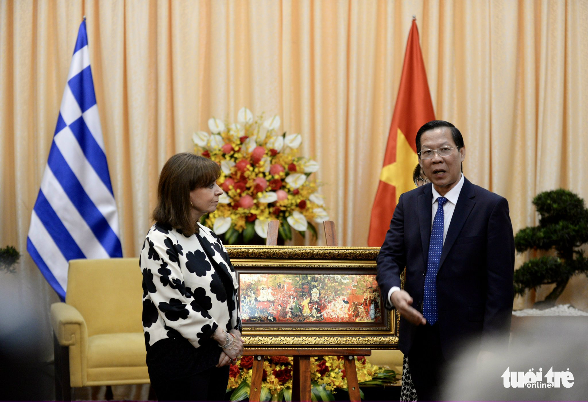 Ho Chi Minh City chairman Phan Van Mai presents a gift to Greek President Katerina Sakellaropoulou following their talks in Ho Chi Minh City, May 18, 2022. Photo: T.T.D. / Tuoi Tre