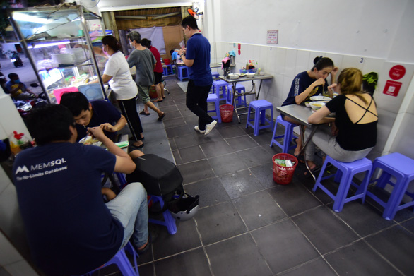 People eating noodles at a 'quán' in Ho Chi Minh City. Photo: Quang Dinh / Tuoi Tre