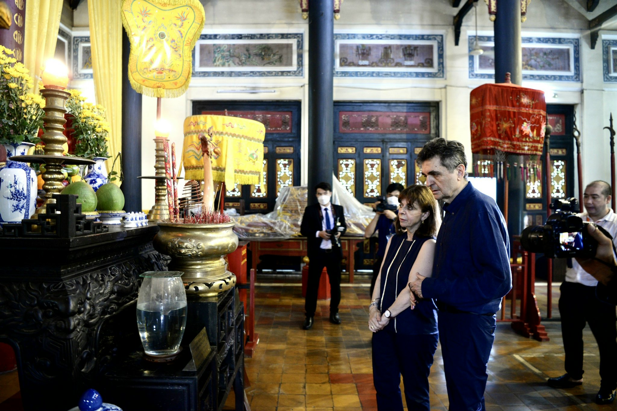 Greek President Katerina Sakellaropoulou and her husband visit the Hung Kings Temple at the Saigon Zoo and Botanical Gardens in Ho Chi Minh City, May 19, 2022. Photo: T.T.D. / Tuoi Tre
