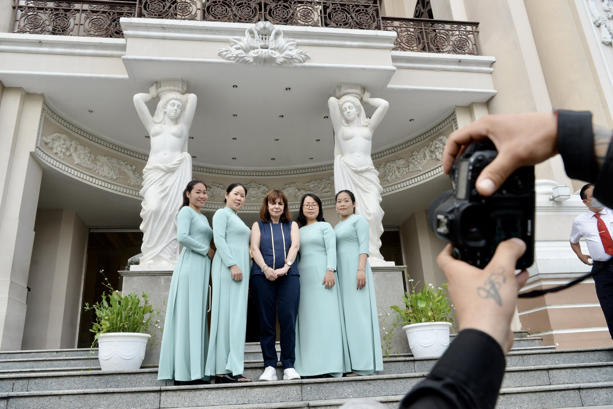 Greek President Katerina Sakellaropoulou poses for a photo with female employees of the Municipal Theater in Ho Chi Minh City, May 19, 2022. Photo: T.T.D. / Tuoi Tre