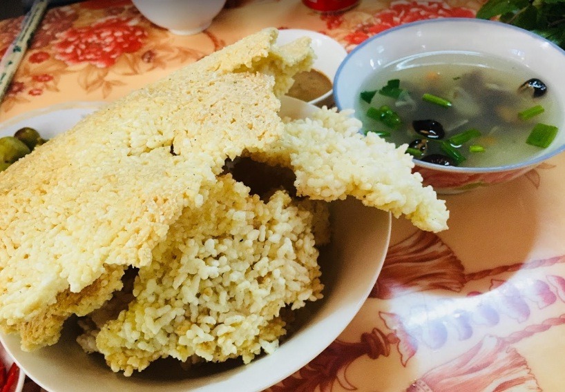 A bowl of Ninh Binh puffed rice is seen in the photo. Photo: Duc De / Tuoi Tre