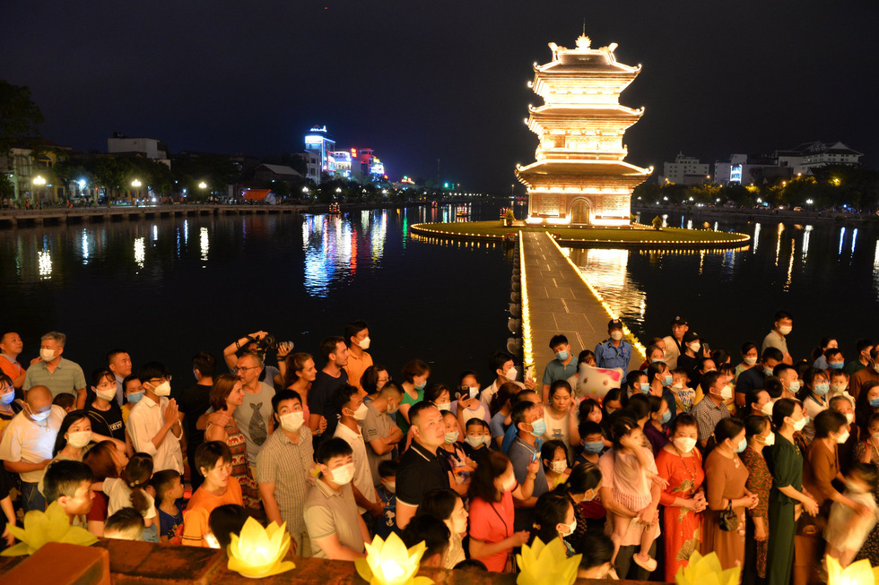Visitors crowd Hoa Lu Ancient Town to release lantern on Buddha's Birthday in Ninh Binh Province, Vietnam. Photo: Bui Truong Chung / Tuoi Tre