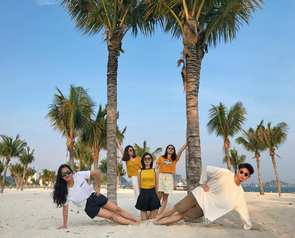 Located near Bai Tho Mountain, Chay Beach is one of the most famous beaches in Ha Long City. Photo: Minh Chau / Tuoi Tre