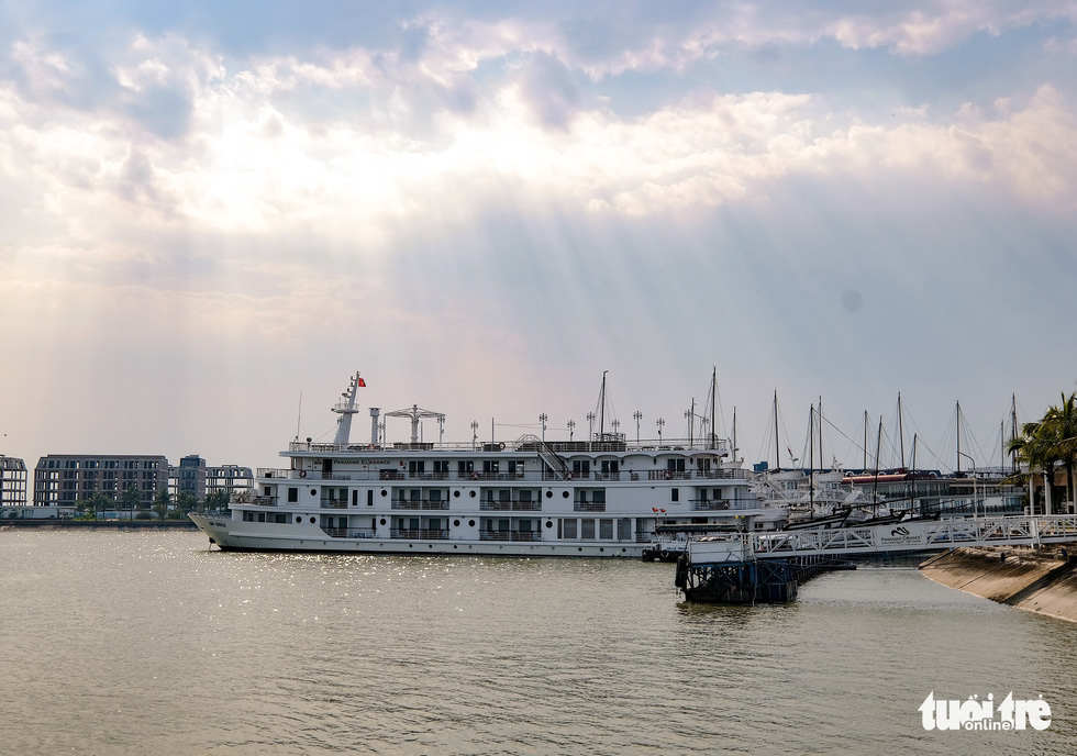 Traveling throughout Ha Long Bay by yacht is another popular tourist experience. Cruise routes from Ha Long Bay normally offer three different itineraries through Ha Long Bay, Bai Tu Long Bay, or Lan Ha Bay. A two-day-one-night trip costs from VND2.4 to over 3 million (US$ 103.57 to 129.46). Photo: Nam Tran / Tuoi Tre