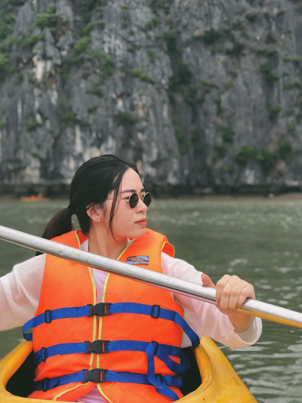 Recently, kayaking on the bay has been introduced, but most kayaking trips take place in the month of May when the sea is calm. Famous kayaking spots in Ha Long include Ha Long Bay, Dong Tien Lake, Trinh Nu Cave, Trong Cave, Ba Hang Village, Luon Cave, and Tung Sau Bay. Prices for a kayaking tour range from VND30,000 to 100,000 (US$ 1.29 to 4.32) depending on the area. Photo: Minh Chau / Tuoi Tre