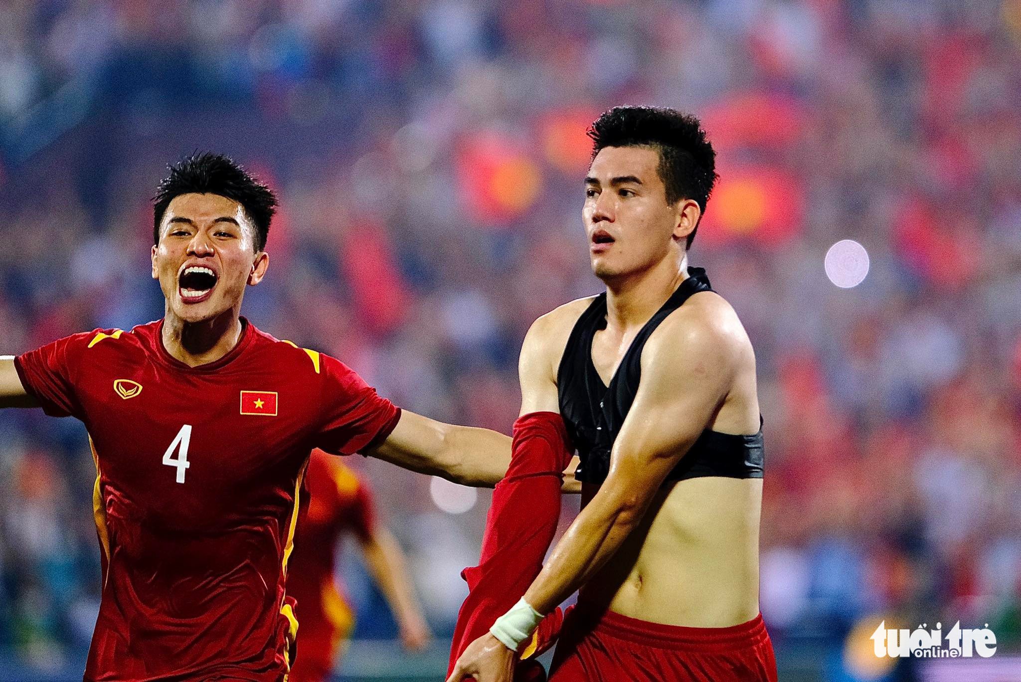 Striker Nguyen Tien Linh takes his jersey off, revealing a GPS-tracking vest, after scoring the winner for Vietnam during the semifinal against Malaysia at the 31st Southeast Asian Games at Viet Tri Stadium in Phu Tho Province, Vietnam, May 19, 2022. Photo: Nam Tran / Tuoi Tre