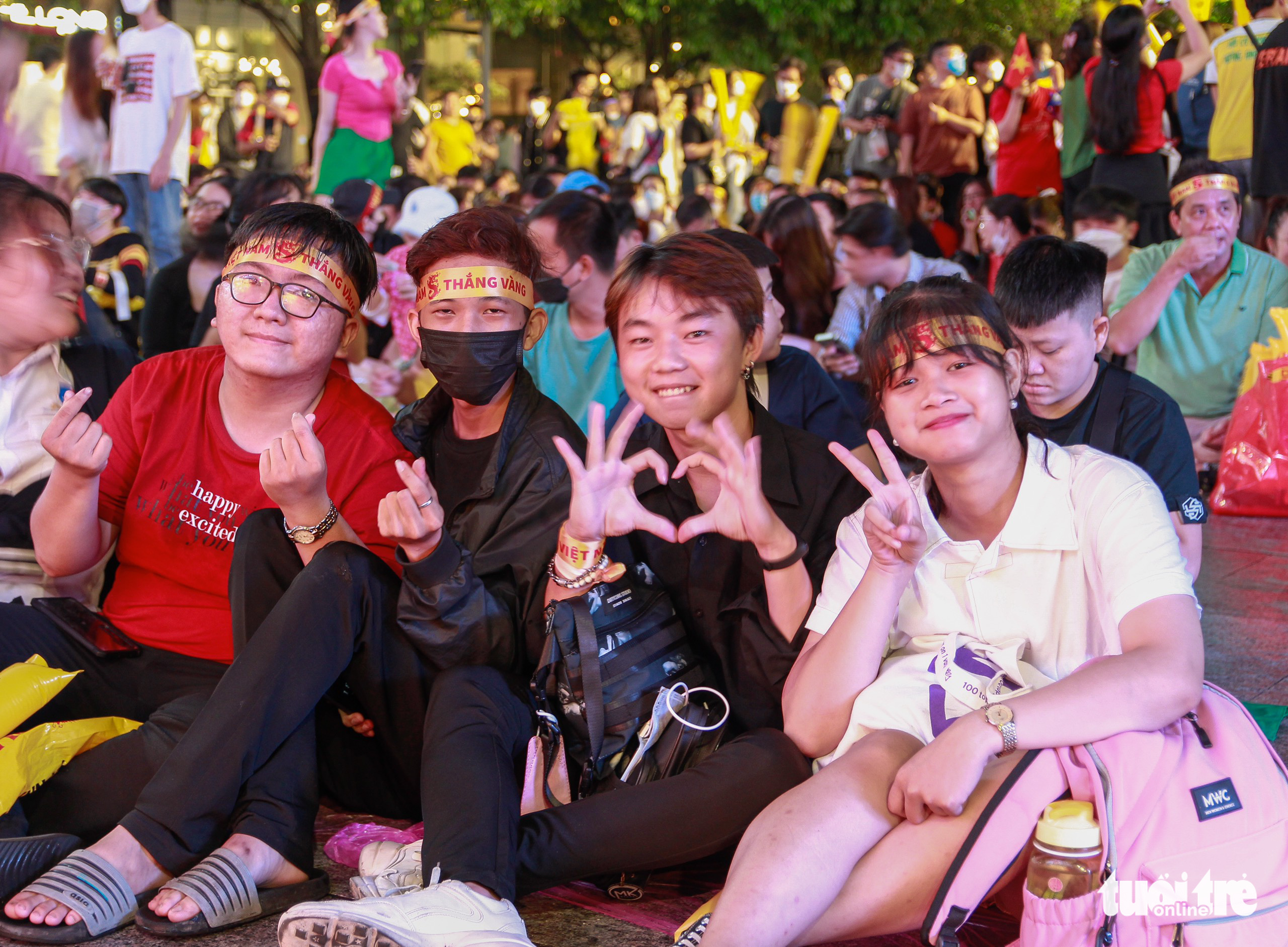 Fans pose for a photo during the Vietnam - Malaysia men’s football semifinal at the 31st Southeast Asian (SEA) Games at the Nguyen Hue Pedestrian Street in District 1, Ho Chi Minh City, May 19, 2022. Photo: Phuong Quyen / Tuoi Tre