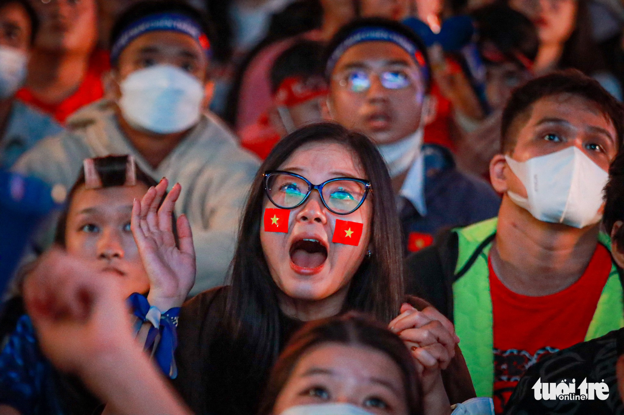 A fan reacts to a goal miss during the Vietnam - Malaysia men’s football semifinal at the 31st Southeast Asian (SEA) Games at the Nguyen Hue Pedestrian Street in District 1, Ho Chi Minh City, May 19, 2022. Photo: Minh Duy / Tuoi Tre