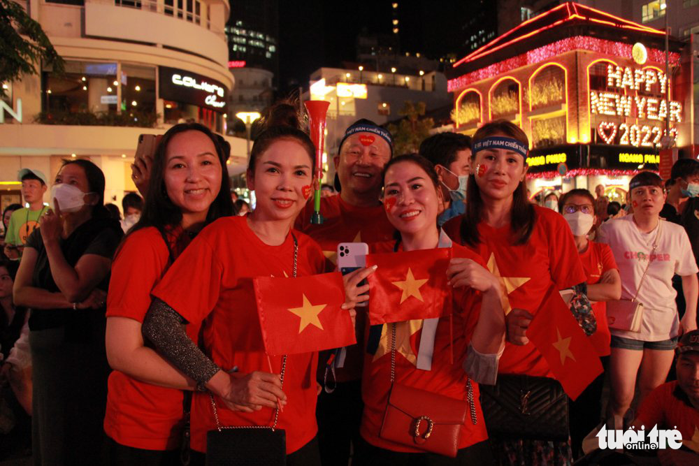 Fans pose for a photo during the Vietnam - Malaysia men’s football semifinal at the 31st Southeast Asian (SEA) Games at the Nguyen Hue Pedestrian Street in District 1, Ho Chi Minh City, May 19, 2022. Photo: Van Anh / Tuoi Tre