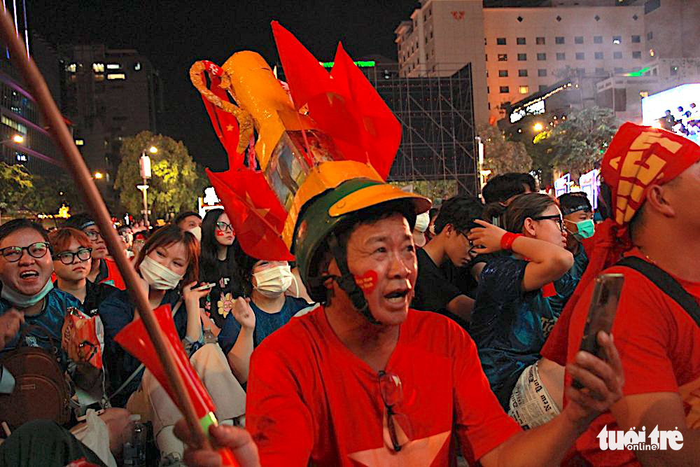 A fan cheers for Vietnam during the Vietnam - Malaysia men’s football semifinal at the 31st Southeast Asian (SEA) Games at the Nguyen Hue Pedestrian Street in District 1, Ho Chi Minh City, May 19, 2022. Photo: Van Anh / Tuoi Tre