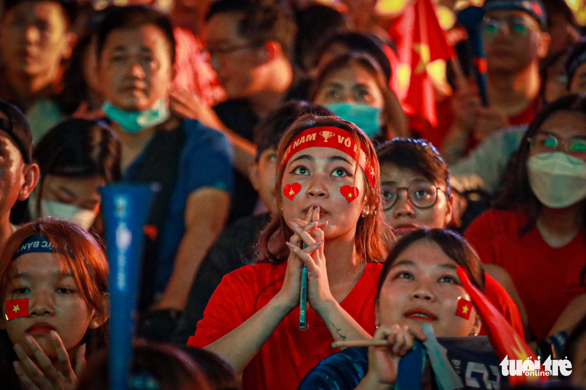 A fab watches the Vietnam - Malaysia men’s football semifinal at the 31st Southeast Asian (SEA) Games through outdoor screens at the Nguyen Hue Pedestrian Street in District 1, Ho Chi Minh City, May 19, 2022. Photo: Minh Duy / Tuoi Tre