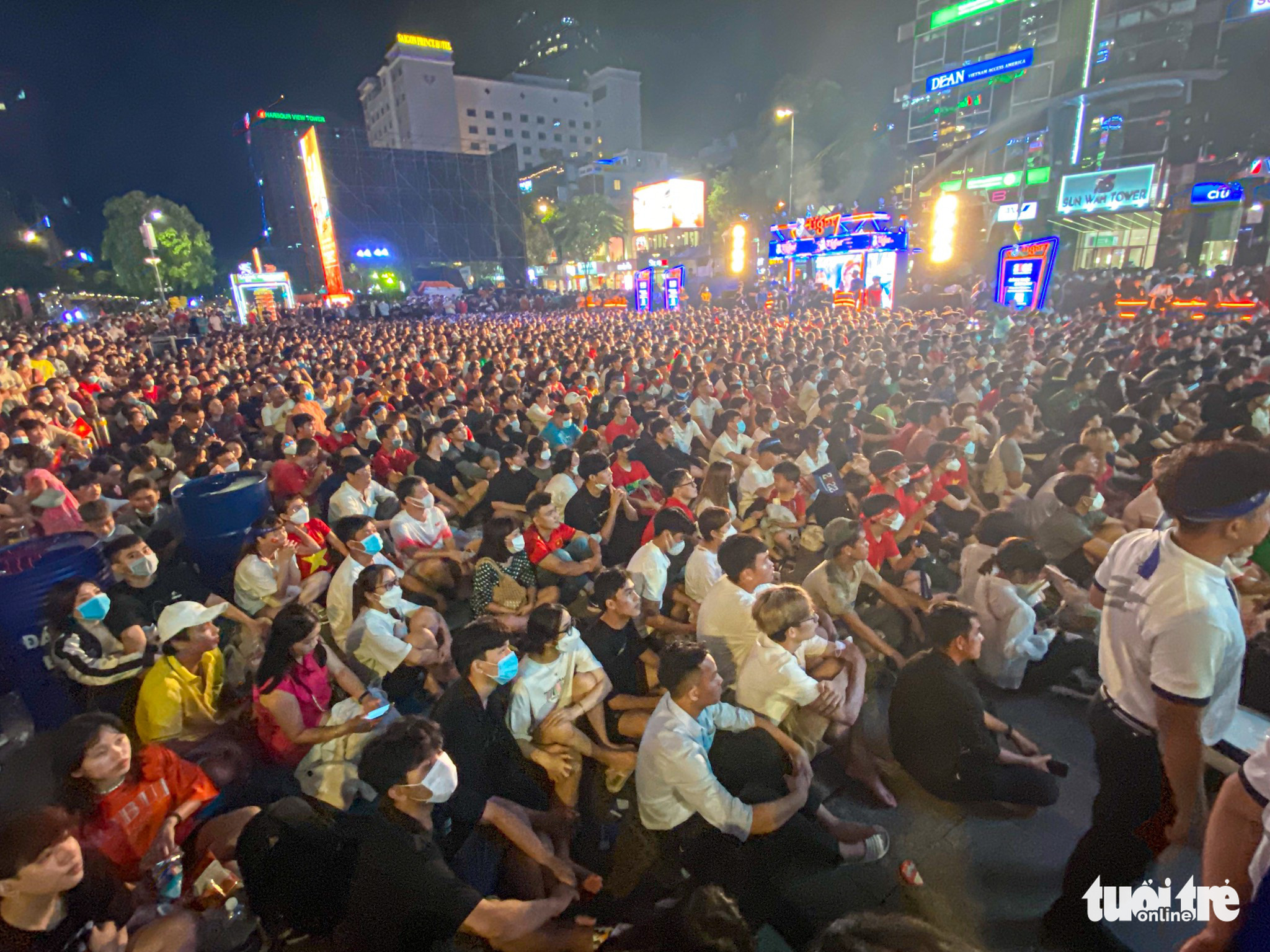 A sea of people watch the Vietnam - Malaysia men’s football semifinal at the 31st Southeast Asian (SEA) Games through outdoor screens at the Nguyen Hue Pedestrian Street in District 1, Ho Chi Minh City, May 19, 2022. Photo: Minh Duy / Tuoi Tre