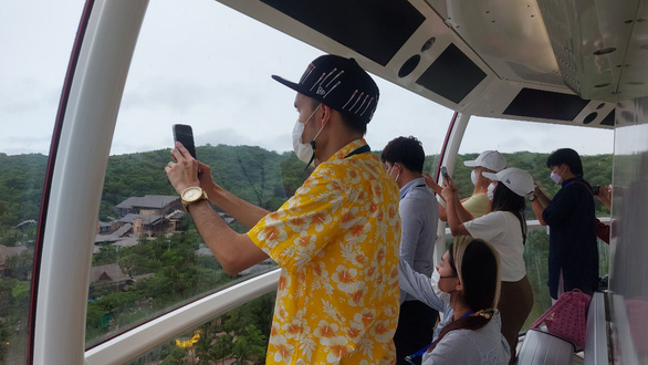 This image shows Thai tourists taking photos during their survey tour of Phu Quoc Island. Photo: C. Cong / Tuoi Tre