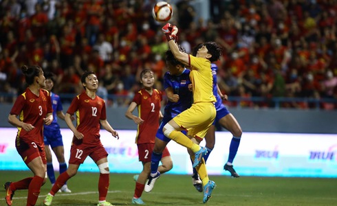 Vietnamese goalkeeper Tran Thi Kim Thanh clears a shot during the women's final against Thailand at the 31st Southeast Asian (SEA) Games at Cam Pha Stadium in Quang Ninh Province, Vietnam, May 21, 2022. Photo: Tuoi Tre