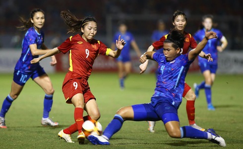 Vietnamese (in red) and Thai players vie for a ball during their women's final at the 31st Southeast Asian (SEA) Games at Cam Pha Stadium in Quang Ninh Province, Vietnam, May 21, 2022. Photo: Tuoi Tre
