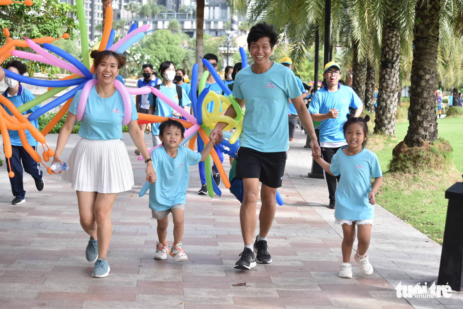 A family takes part in the Sunflower Marathon in Binh Thanh District, Ho Chi Minh City, May 22, 2022. Photo: Ngoc Phuong / Tuoi Tre