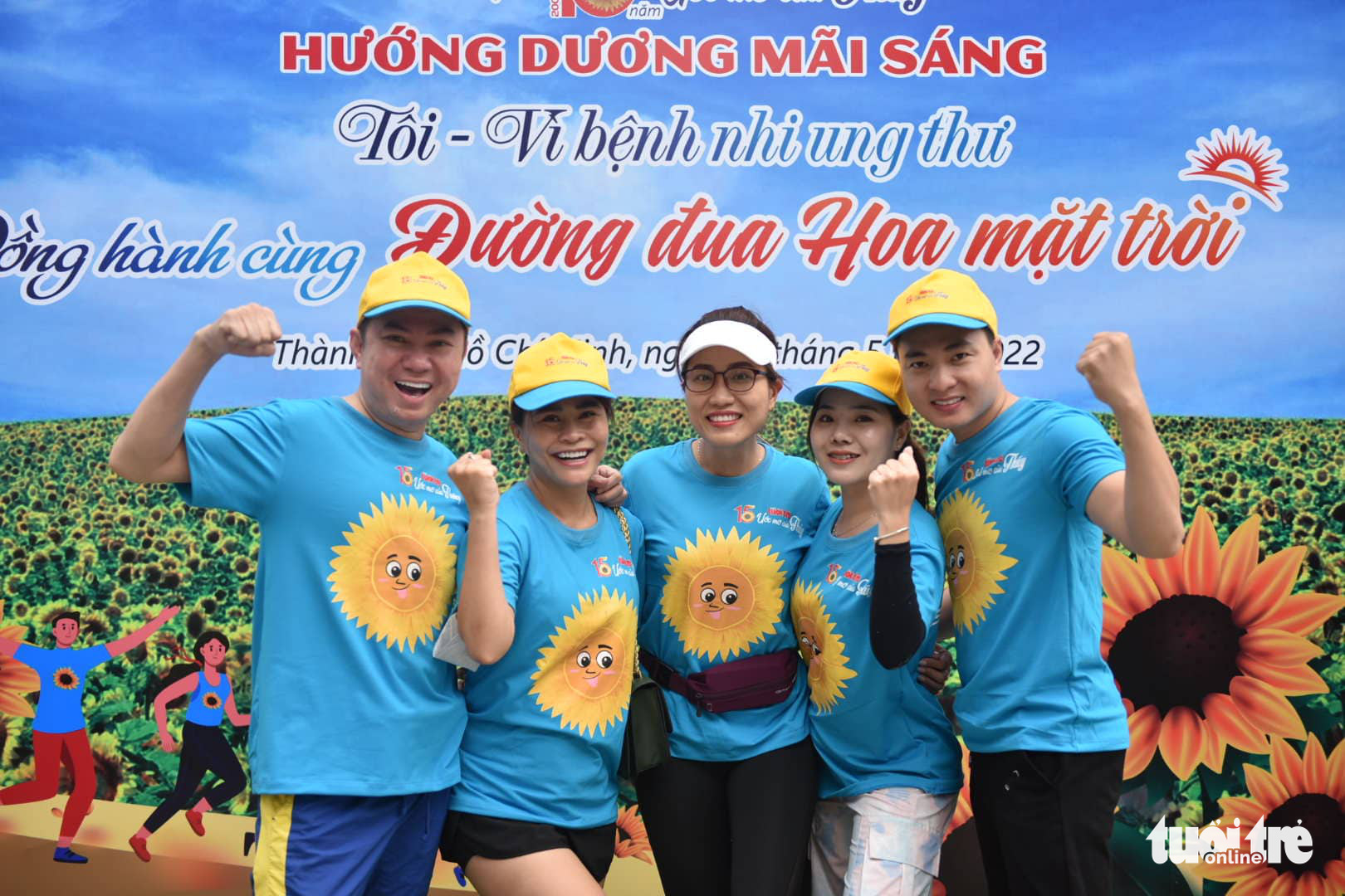 Vietnamese artists pose for a photo at the Sunflower Marathon in Binh Thanh District, Ho Chi Minh City, May 22, 2022. Photo: Ngoc Phuong / Tuoi Tre