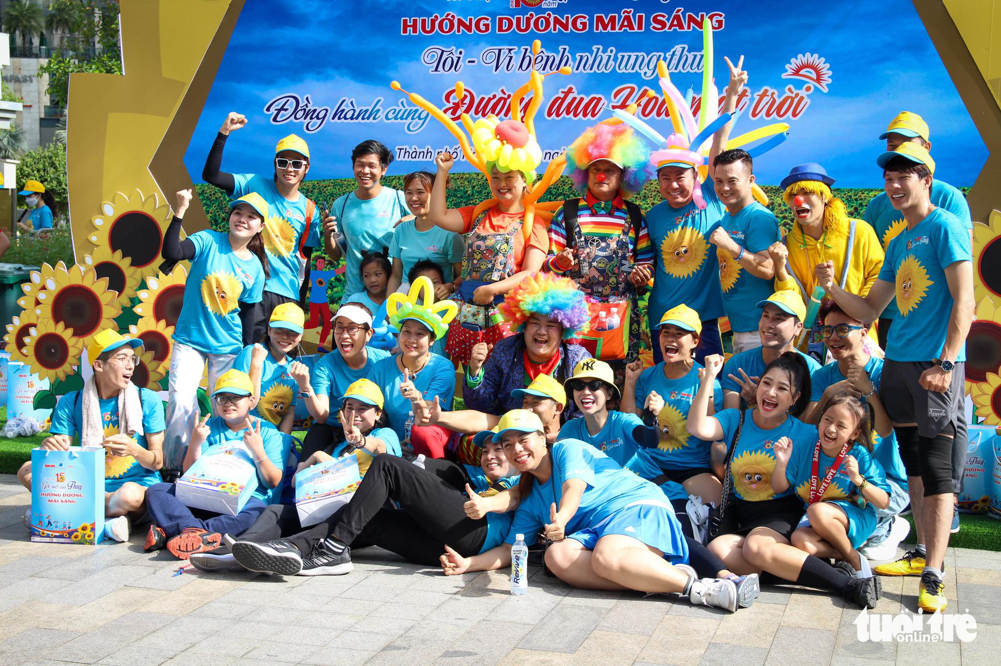 Participants pose for a photo at the marathon in Binh Thanh District, Ho Chi Minh City, May 22, 2022. Photo: Minh Duy / Tuoi Tre