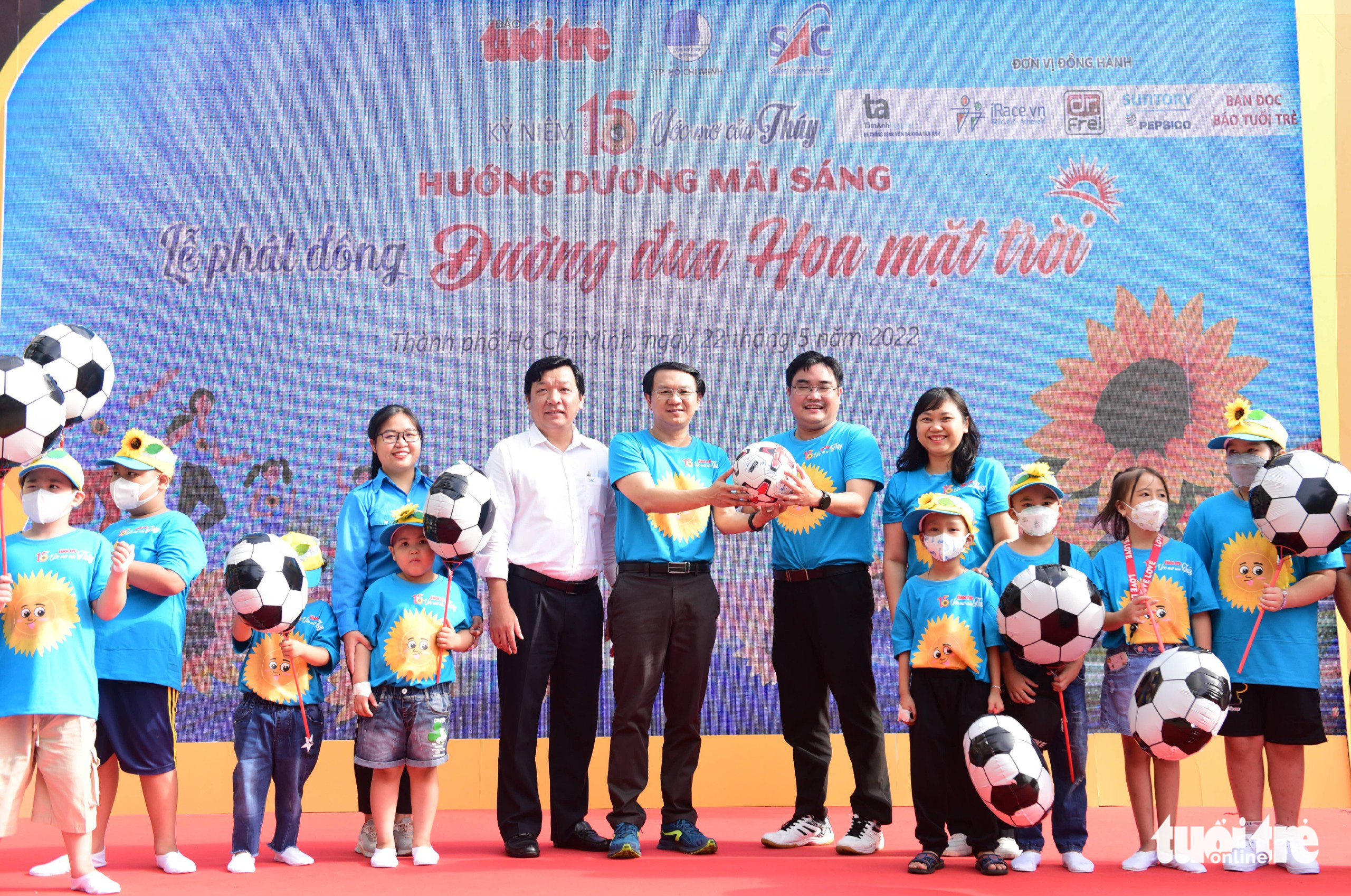 A ball signed by members of the U23 Vietnamese men’s football team is presented at the event in Ho Chi Minh City, May 22, 2022. Photo: Duyen Phan / Tuoi Tre
