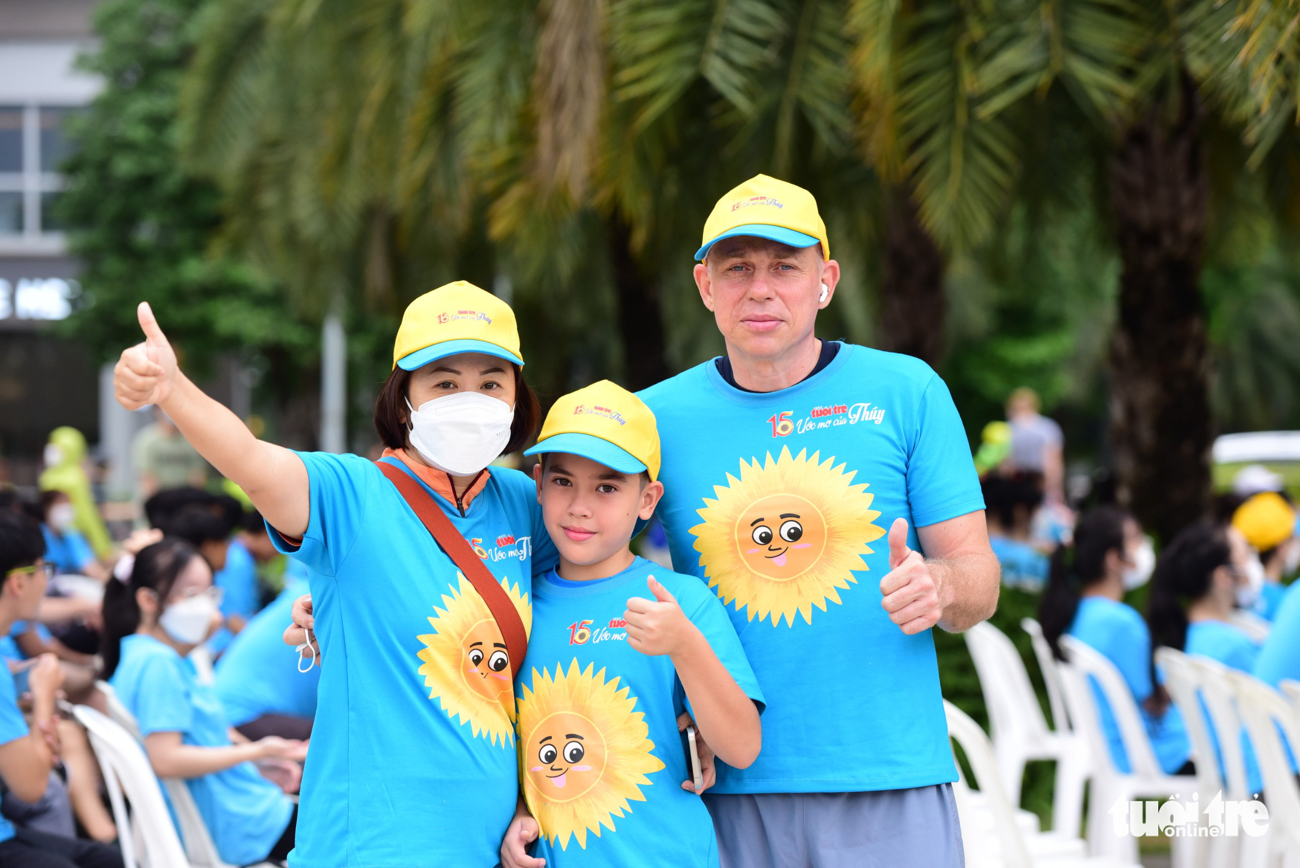 Young rapper Shumo and his parents join the Sunflower Marathon in Binh Thanh District, Ho Chi Minh City, May 22, 2022. Photo: Duyen Phan / Tuoi Tre