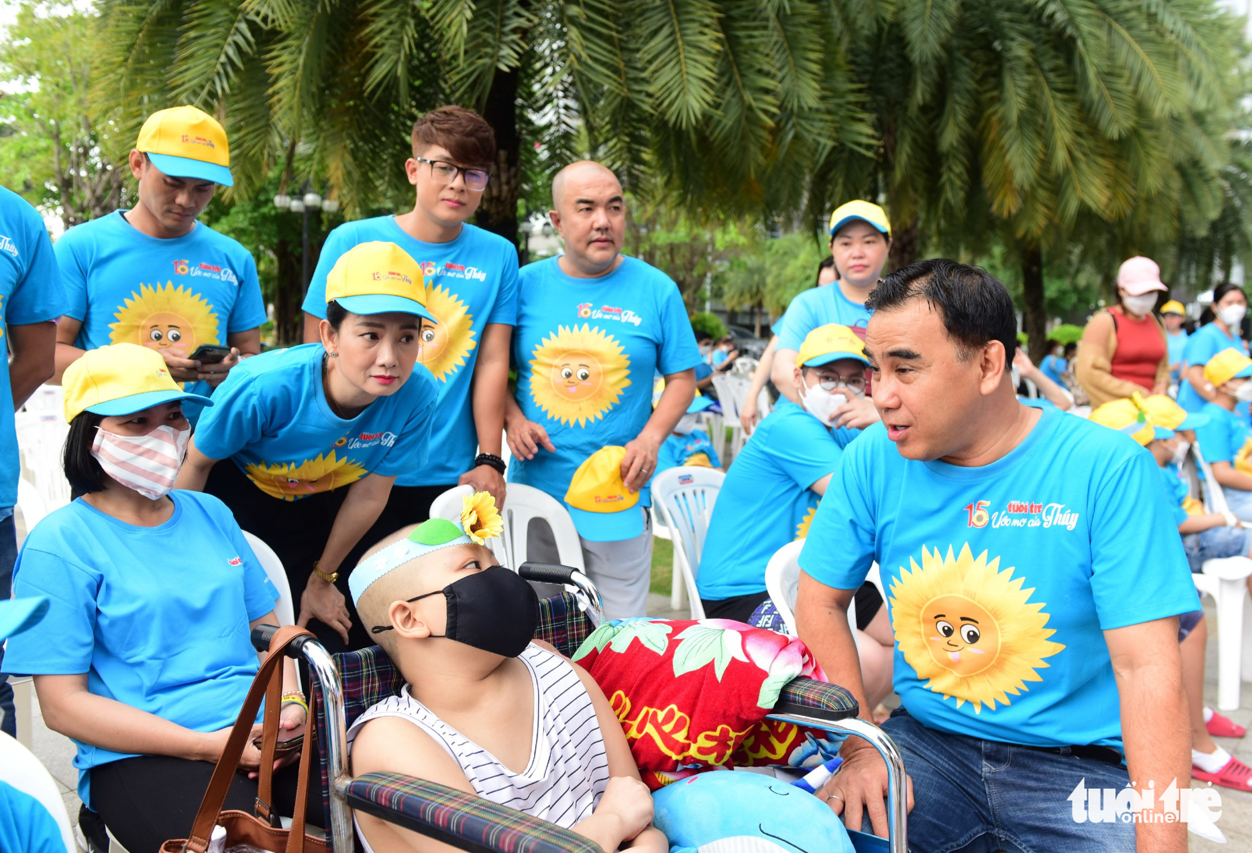 Vietnamese artists talk to a young cancer patient at the Sunflower Marathon in Binh Thanh District, Ho Chi Minh City, May 22, 2022. Photo: Duyen Phan / Tuoi Tre