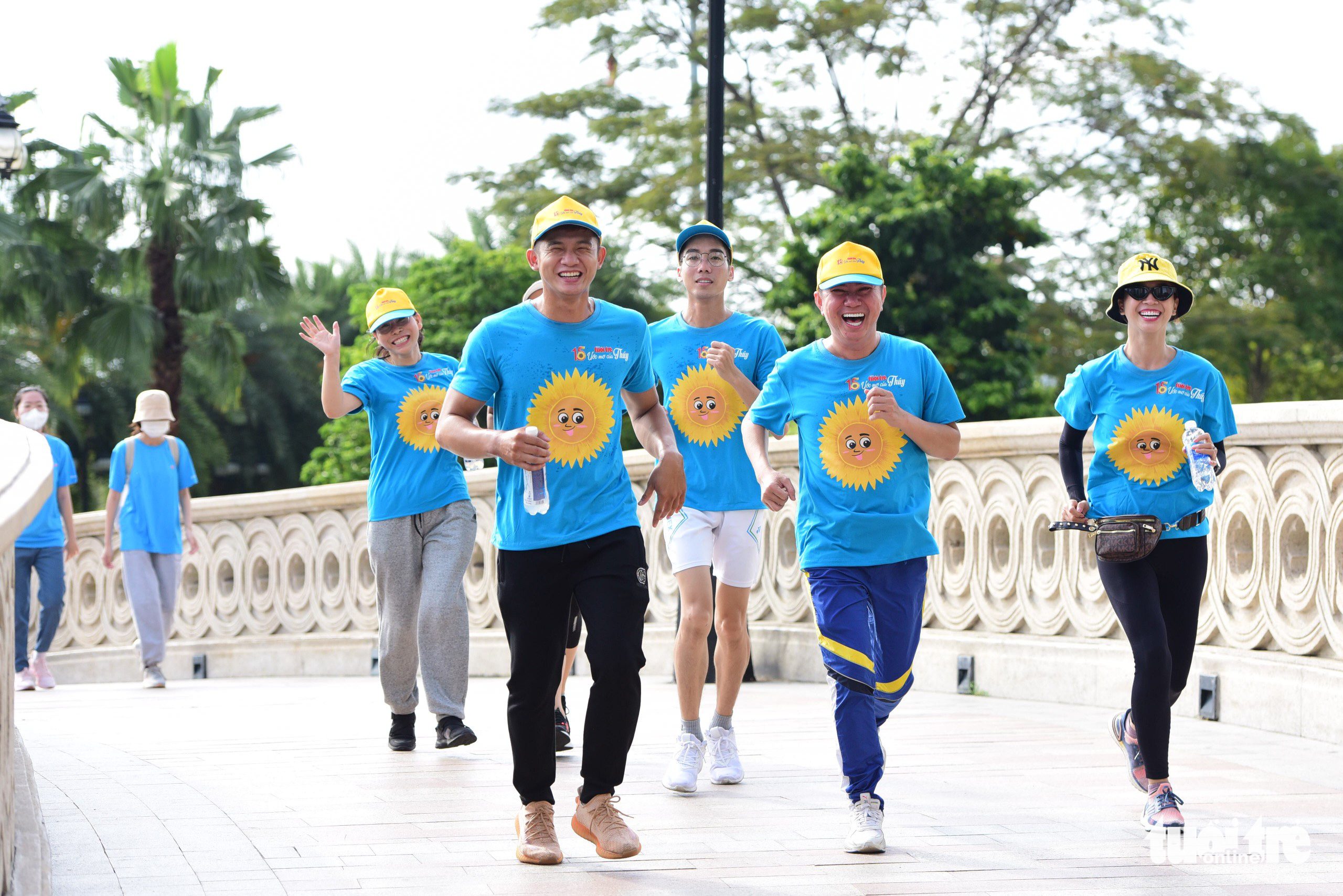 Participants pose for a photo at the Sunflower Marathon in Binh Thanh District, Ho Chi Minh City, May 22, 2022. Photo: Duyen Phan / Tuoi Tre