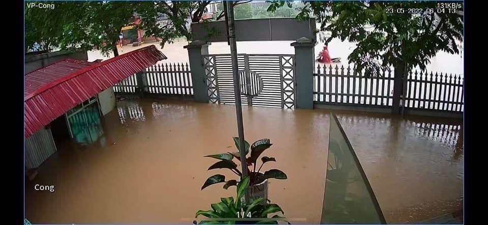 The premises of a building is flooded in Vinh Yen City, Vinh Phuc Province, Vietnam, May 23, 2022. Photo: Ha Dong / Tuoi Tre