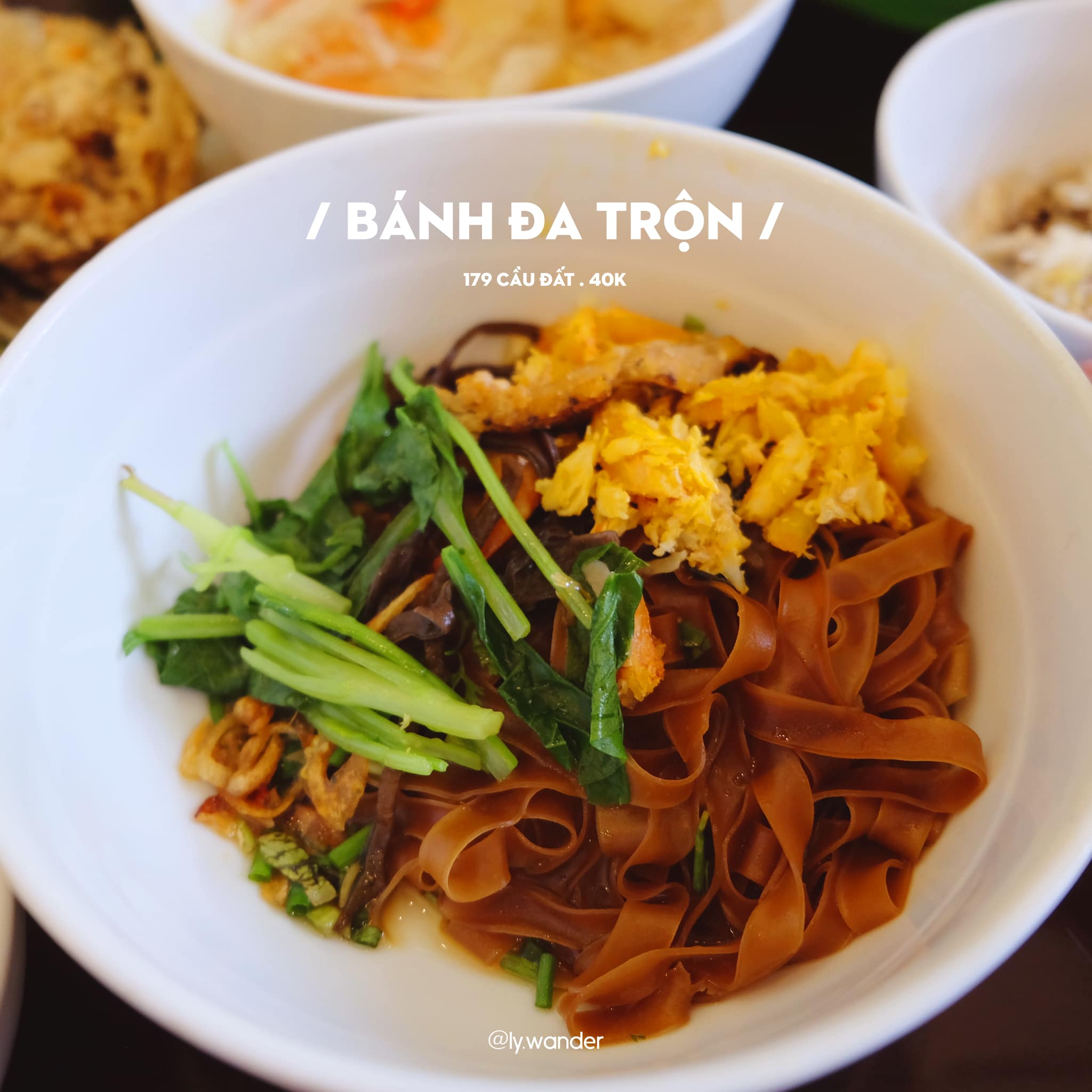 Banh da tron (Vietnamese crab noodles), which signature element is chewy banh da do (reddish-brown noodles) made from rice flour. Photo: Ly Nguyen / Tuoi Tre