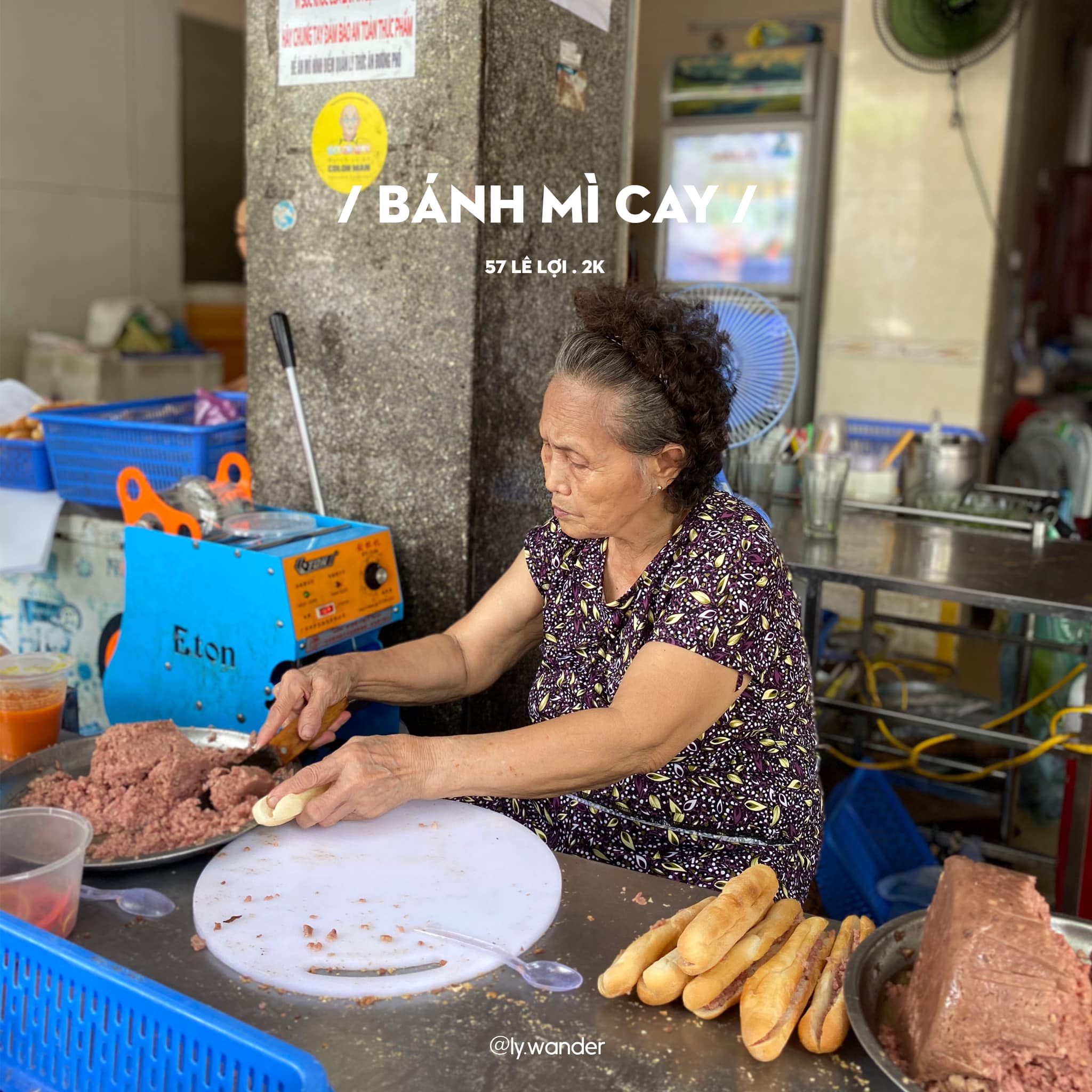 A street vendor serves banh mi que cay (spicy stick-bread), a Hai Phong delicacy that costs just VND2,000 per stick. Photo: Ly Nguyen / Tuoi Tre